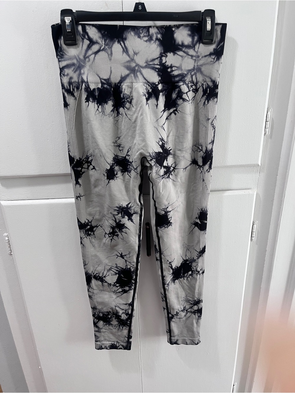 Beige/Gray and Black Tie-Dye Butt Scrunch Leggings - Unbranded - size XL